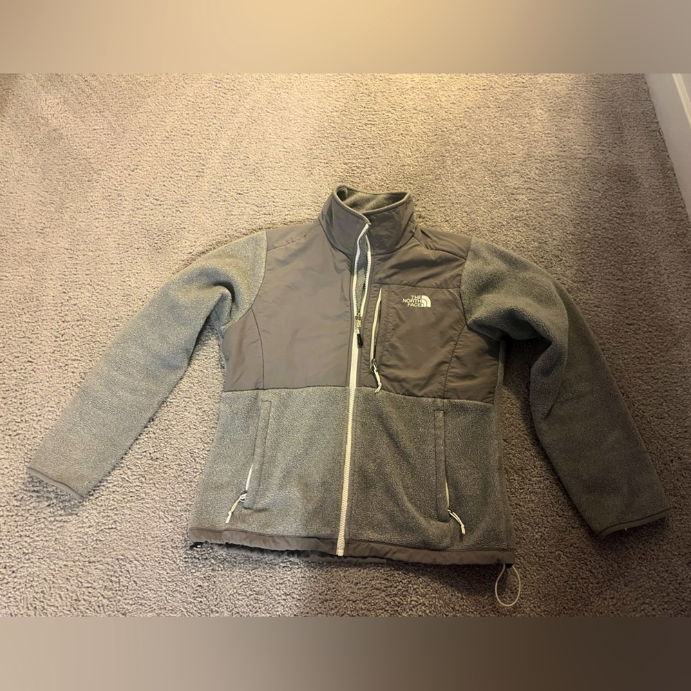 Like New Grey The North Face Fleece
Women’s Medium